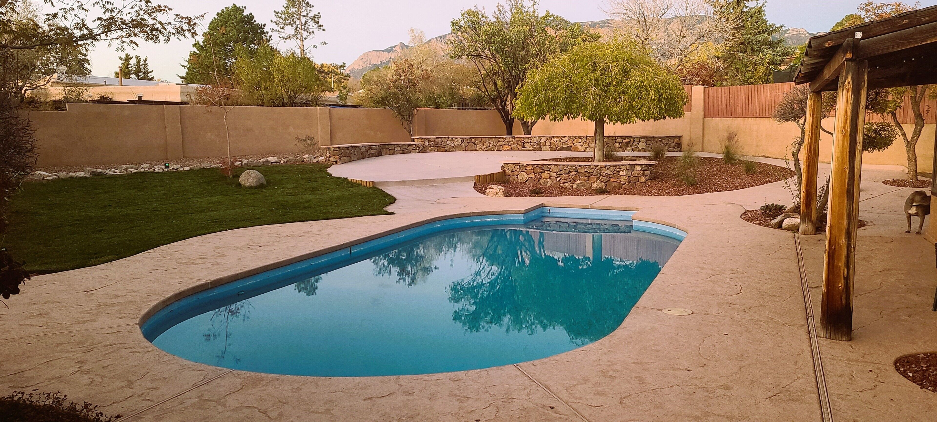 Experience the SW in our Beatiful Home. Pool, Mountain views, Trails and more!