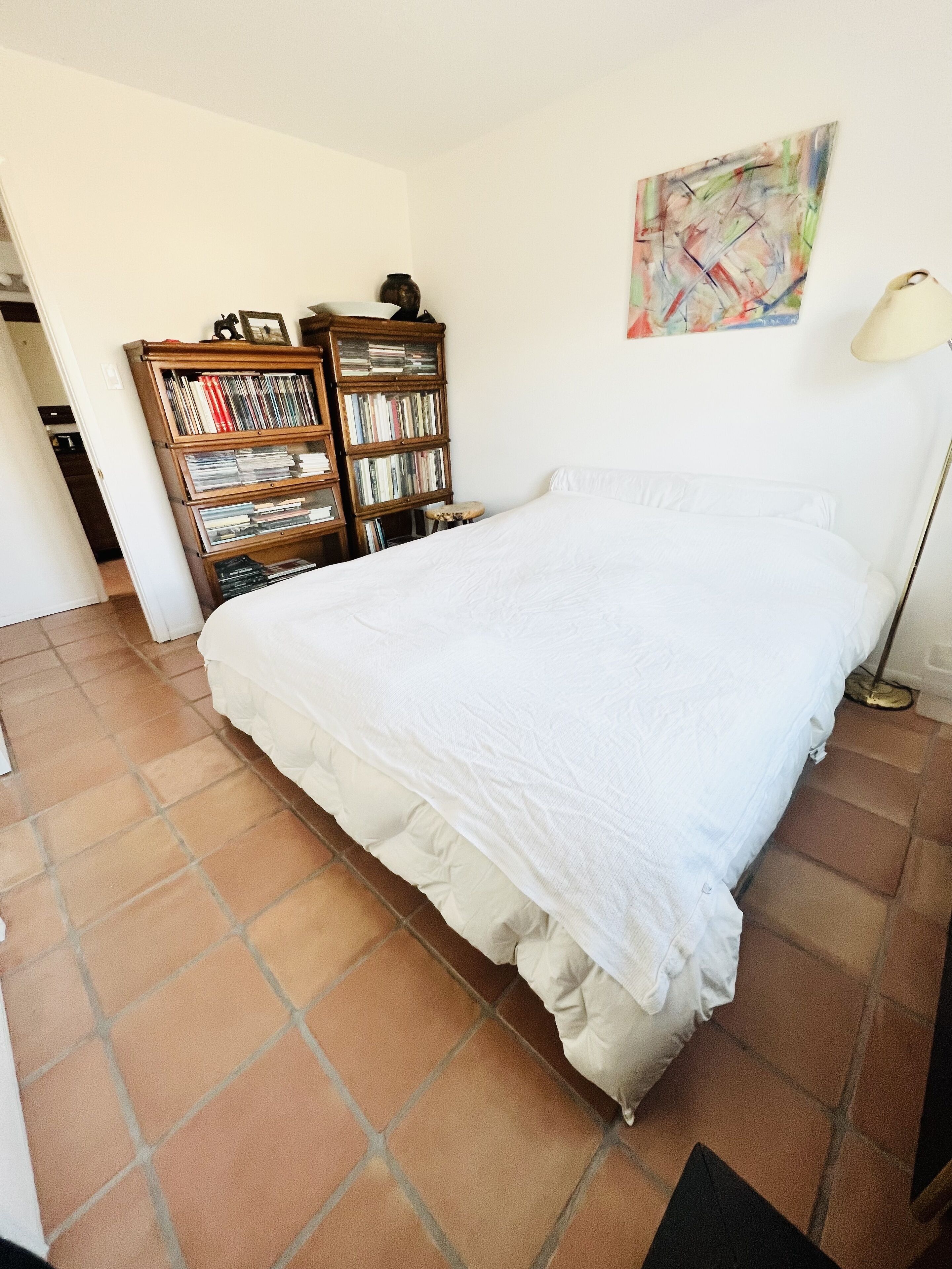 4 soverom, skrivebord, wi-fi (inkludert) og sengetøy