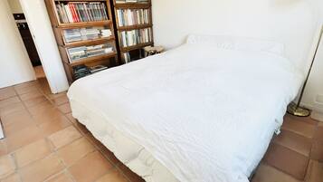 4 soverom, skrivebord, wi-fi (inkludert) og sengetøy