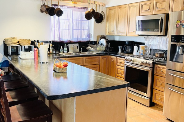 Réfrigérateur, four à micro-ondes, un four, surface de cuisson