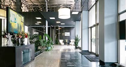 Highrise luxury two bedroom condo in Downtown Atlanta within minutes!!