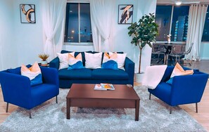 Smart TV, video games, DVD player, ping pong - Highrise luxury two bedroom condo in Downtown Atlanta within minutes!! (Atlanta)