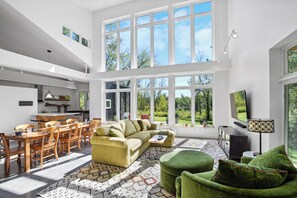 Smart TV, fireplace, DVD player, foosball - Secluded Modern Cabin with Hot Tub near Cascade Mountain & Devil’s Head Skiing (Portage)