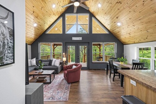 Bungalow Cabin | Riverfront | Kayaks | Stargazing