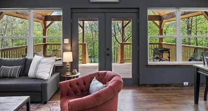Bungalow Cabin | Riverfront | Kayaks | Stargazing