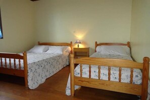 2 عدّة غرف نوم ومكواة/لوح كي