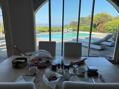 Outdoor pool. Chambre Dhôte Avec vue mer et Piscine