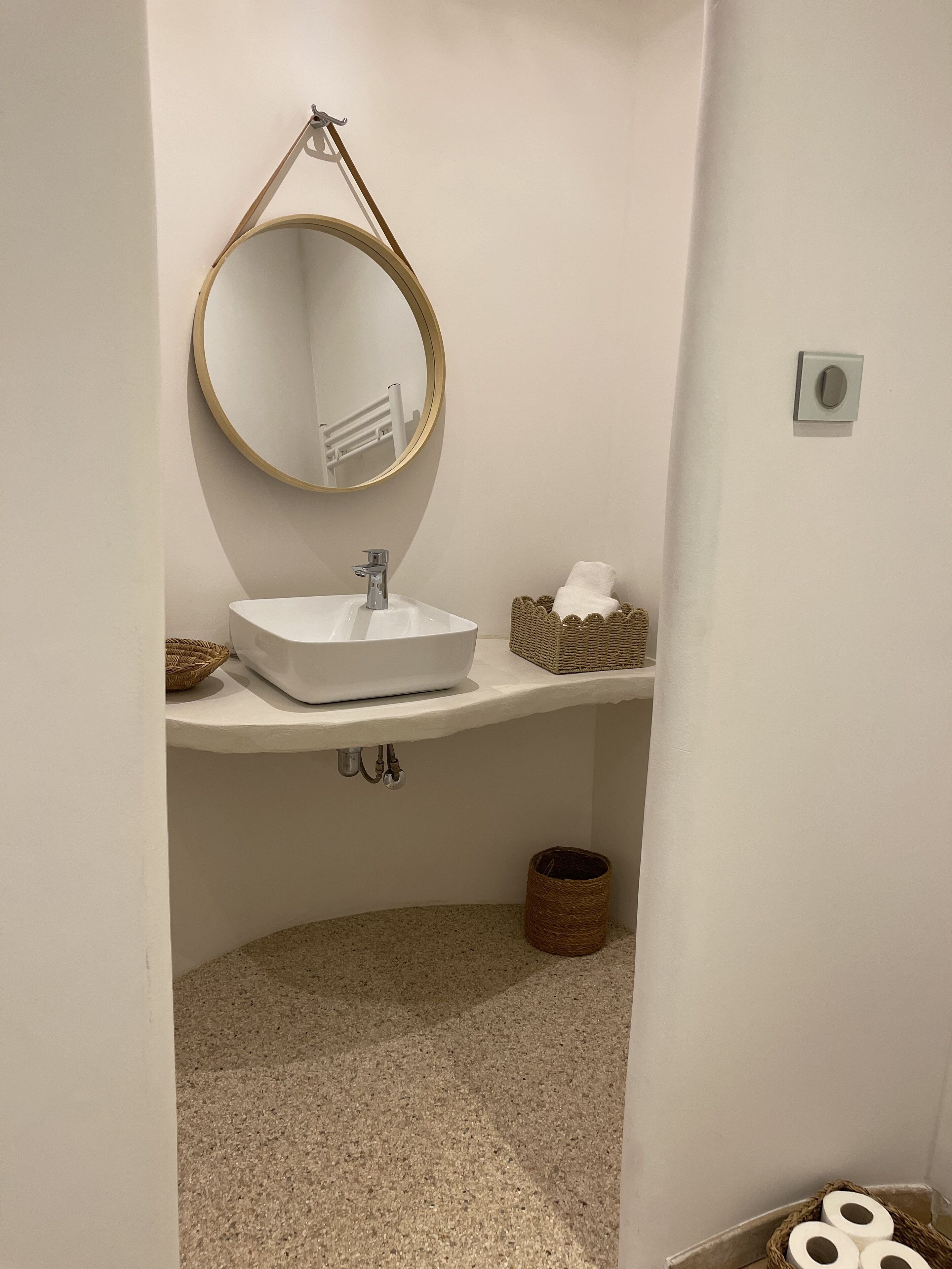 Dusche, Haartrockner, Handtücher, Toilettenpapier