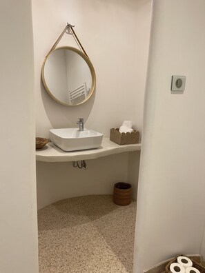 Ducha, secador de pelo, toallas, papel higiénico