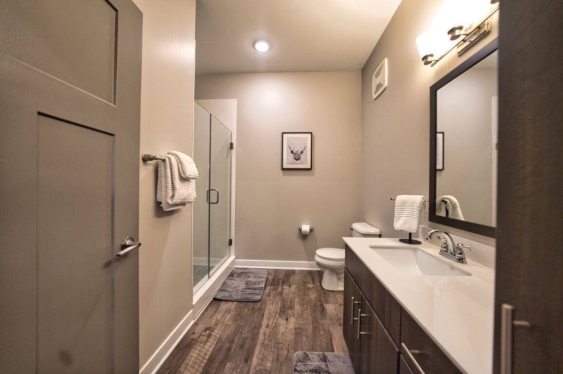 Modern 1BR: King Bed, Free Garage Parking, Gym