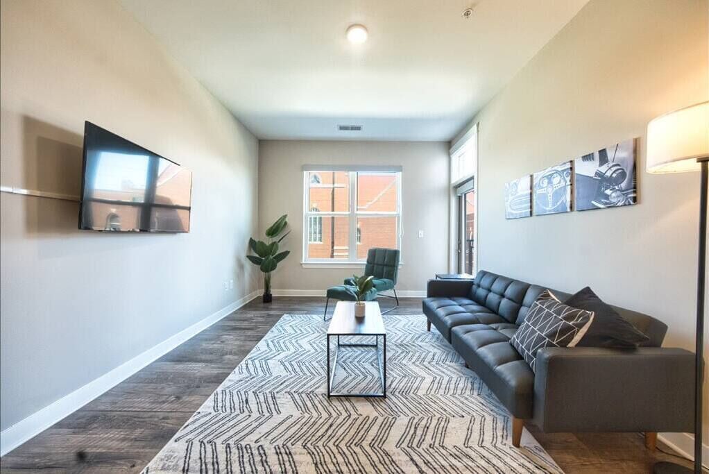 Modern 1BR: King Bed, Free Garage Parking, Gym