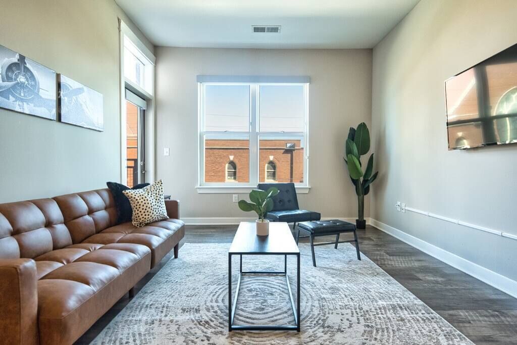 Modern 1BR: King Bed, Free Parking, Pet Friendly