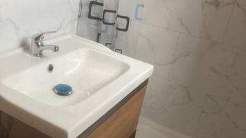 Een douche, een haardroger, handdoeken, zeep