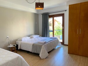 Une chambre à coucher comprenant un lit, une table de chevet, une armoire et une fenêtre avec des rideaux.