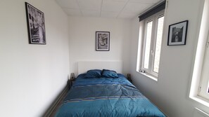 1 slaapkamer, een strijkplank/strijkijzer, gratis wifi, beddengoed