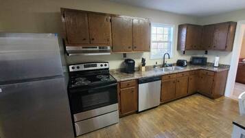 Een koelkast, een magnetron, een oven, een kookplaat