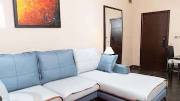 Signature Suite, 1 King Bed, City View, Executive Level | Living area