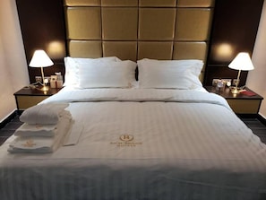 Egyptian cotton sheets, premium bedding, down comforters, in-room safe - Rich Bridge Hotel (Abuja)