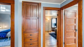 3 bedrooms, desk, iron/ironing board, travel crib