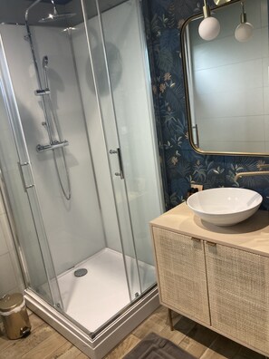 Een douche, een haardroger, handdoeken, zeep
