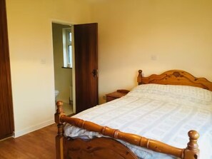4 bedrooms, iron/ironing board, travel crib, bed sheets - Village House (Dunkineely)