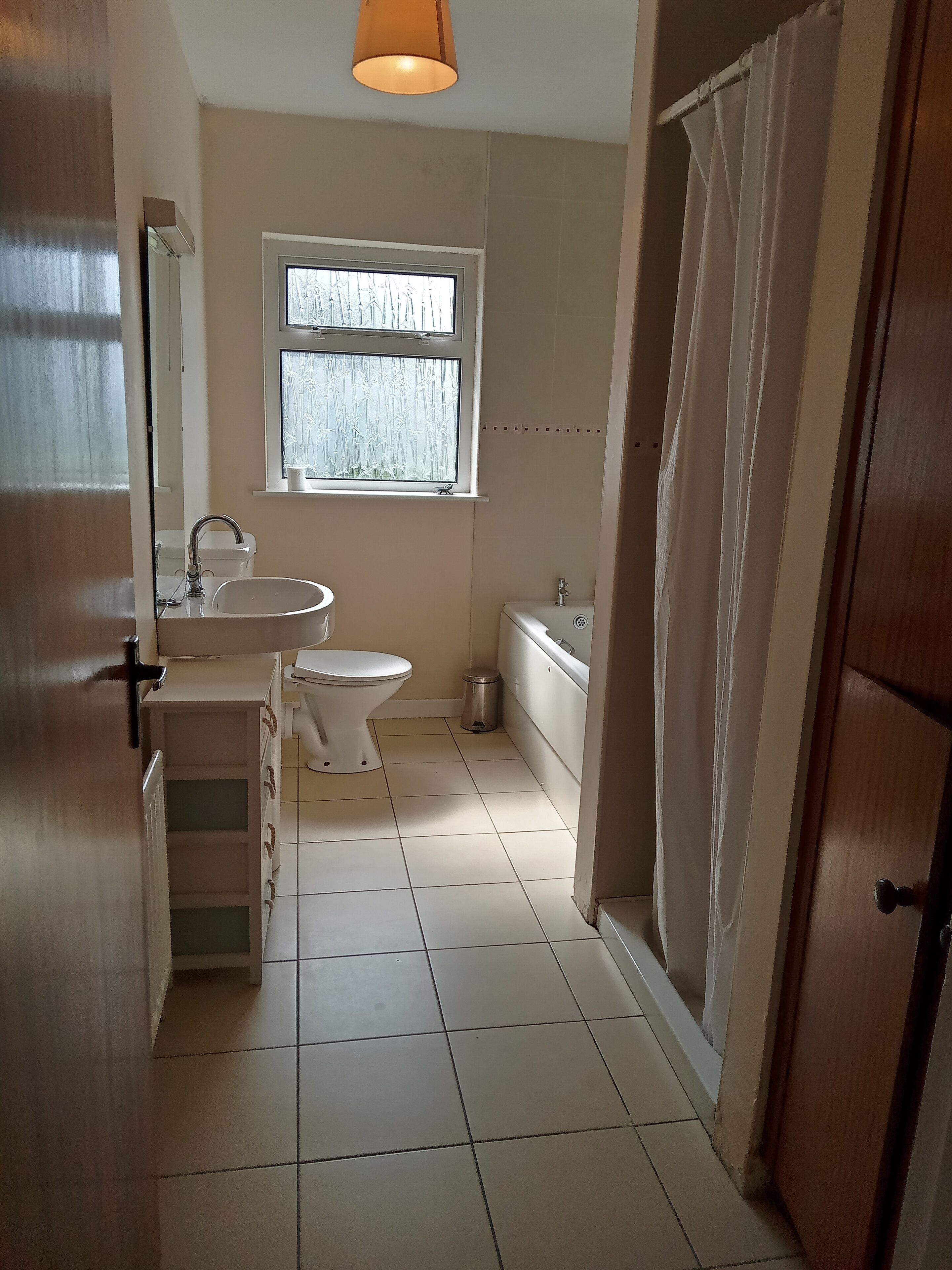 Douche, sèche-cheveux, savon, papier toilette