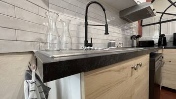 Réfrigérateur, micro-ondes, four, plaque de cuisson