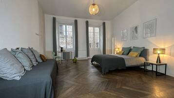 3 chambres, bureau, fer et planche Ă repasser, lit parapluie