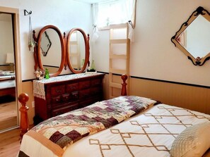 2 bedrooms, iron/ironing board, WiFi, bed sheets - Private 2 bedroom suite in daylight basement w/kitchen, full bath, and laundry (Port Angeles)