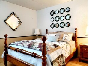 2 bedrooms, iron/ironing board, WiFi, bed sheets - Private 2 bedroom suite in daylight basement w/kitchen, full bath, and laundry (Port Angeles)