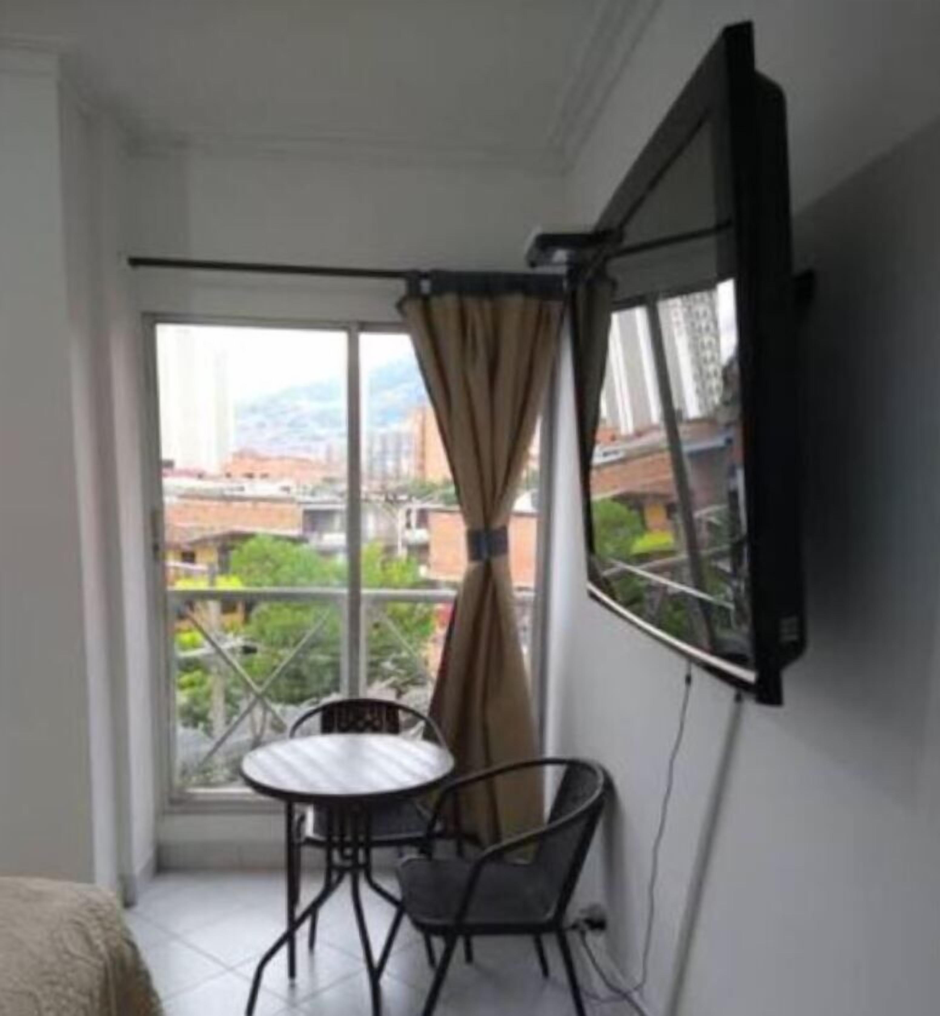 Cozy and central apartment; fast wifi (402)