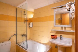 Hair dryer, towels, soap, shampoo - Family Room Close to Port (Ηράκλειο)