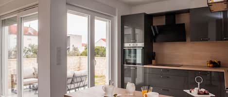 冷蔵庫、電子レンジ、オーブン、コンロ