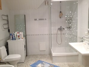 Dusche, Bidet, Handtücher, Seife