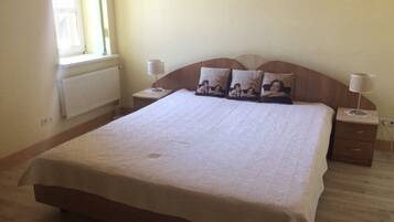 1 dormitori i roba de llit