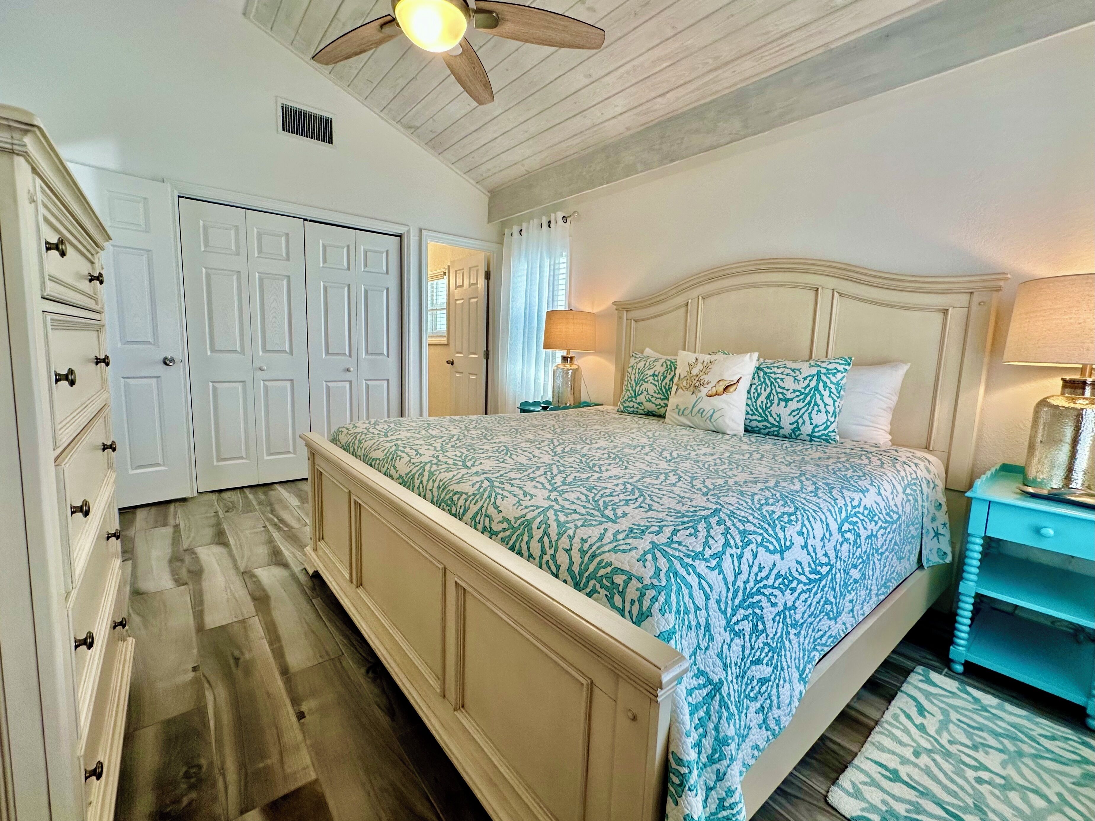 2 slaapkamers, een strijkplank/strijkijzer, reisbedje, gratis wifi