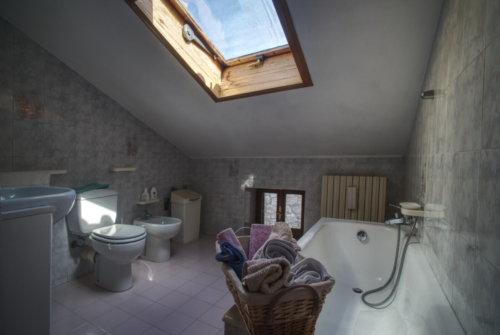 Sèche-cheveux, serviettes fournies, savon, shampoing