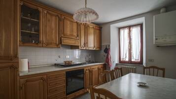 Fridge, oven, coffee/tea maker, electric kettle