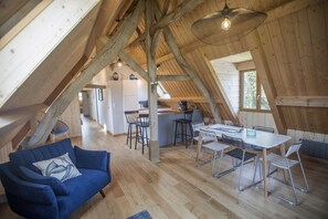 Fernseher, Kamin, Bücher, Stereoanlage