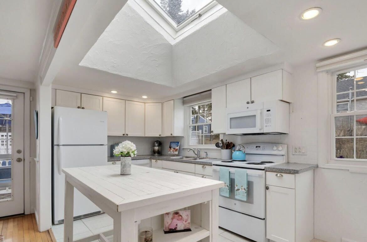 Bright & spacious home on cul-de-sac; 3 min walk to Ridgevale Beach!