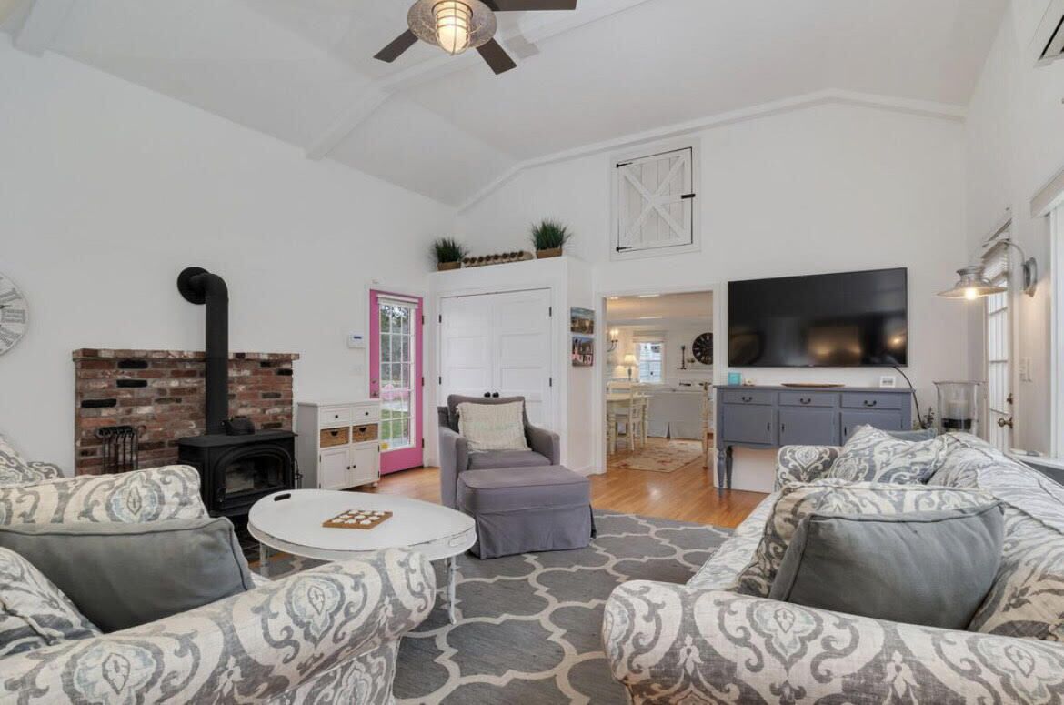 Bright & spacious home on cul-de-sac; 3 min walk to Ridgevale Beach!