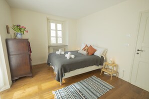 5 bedrooms, iron/ironing board, travel cot, WiFi