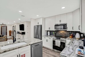 ثلاجة، ميكروويف، فرن، موقد طهي مسطح