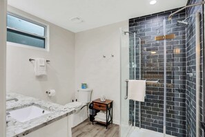 Dusche, Haartrockner, Handtücher