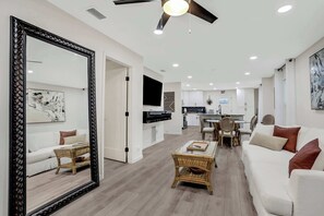 تلفزيون، كُتُب، مكتب