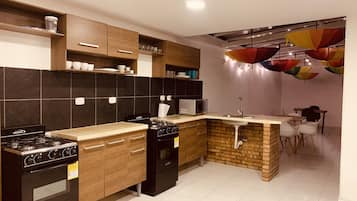 Standard-Dreibettzimmer | Gemeinsame KĂŒchenausstattung