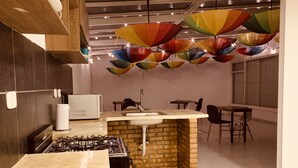 Cafetière/bouilloire, réfrigérateur dans l'espace commun
