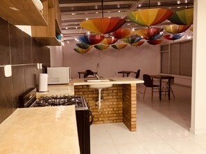 Kyl i allmänt utrymme, mikro i allmänt utrymme och kaffe- och tebryggare