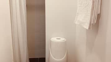 Shower, rainfall showerhead, free toiletries, towels