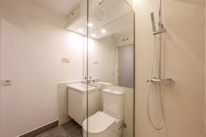 Shower, hair dryer, towels